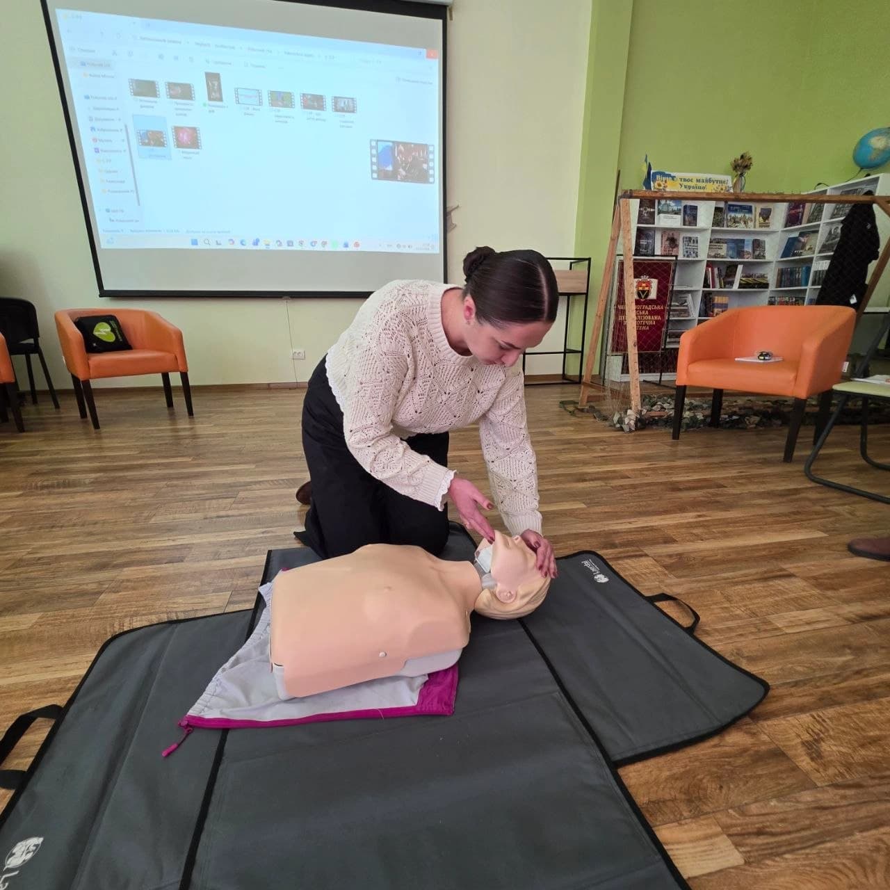 На фото зображені учасники та викладачі практичого навчання на тему Домедична допомога при невідкладних станах в процесі відпрацювання навичок