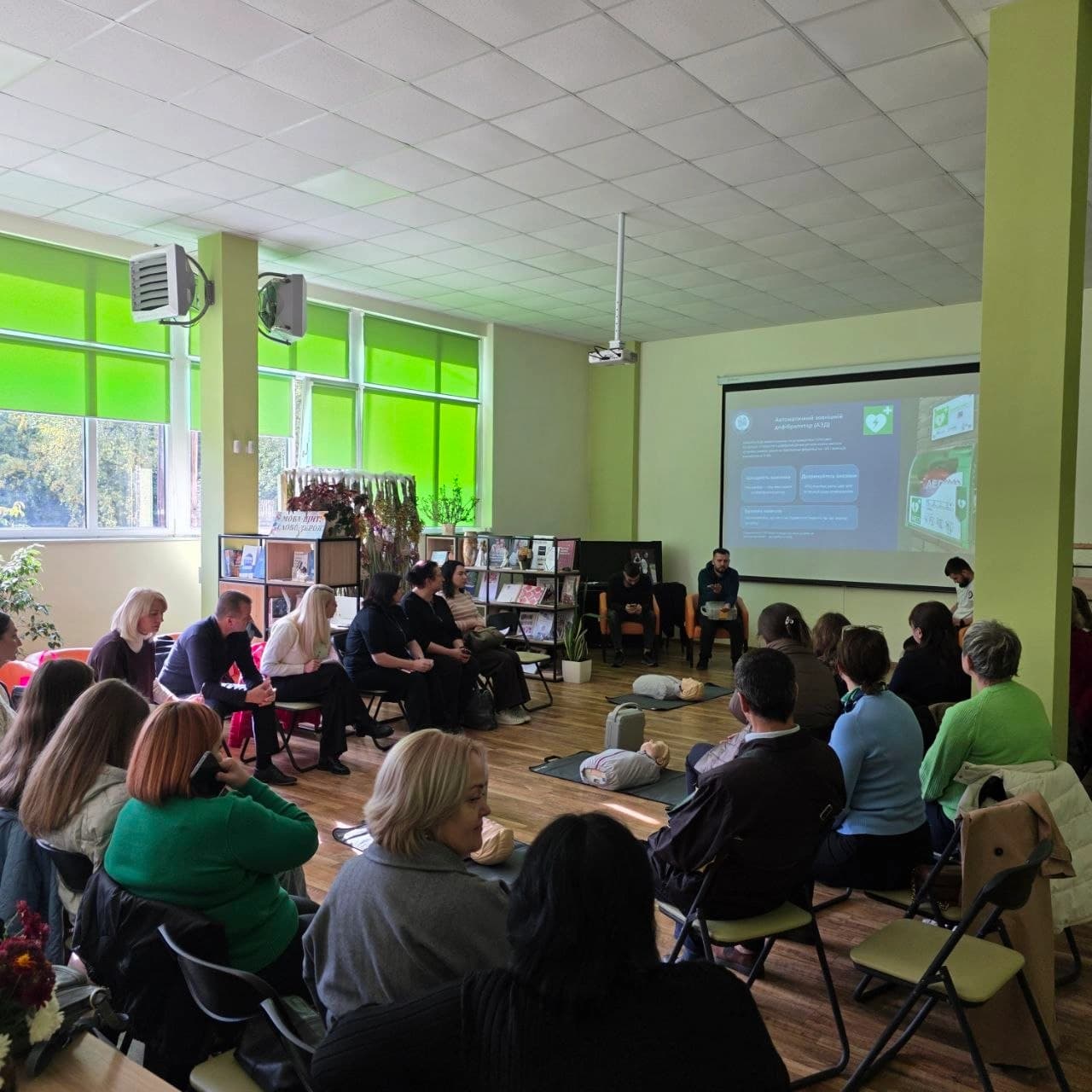 На фото зображені учасники та викладачі практичого навчання на тему Домедична допомога при невідкладних станах в процесі відпрацювання навичок