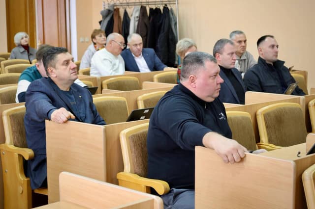 депутати на засіданні сесії