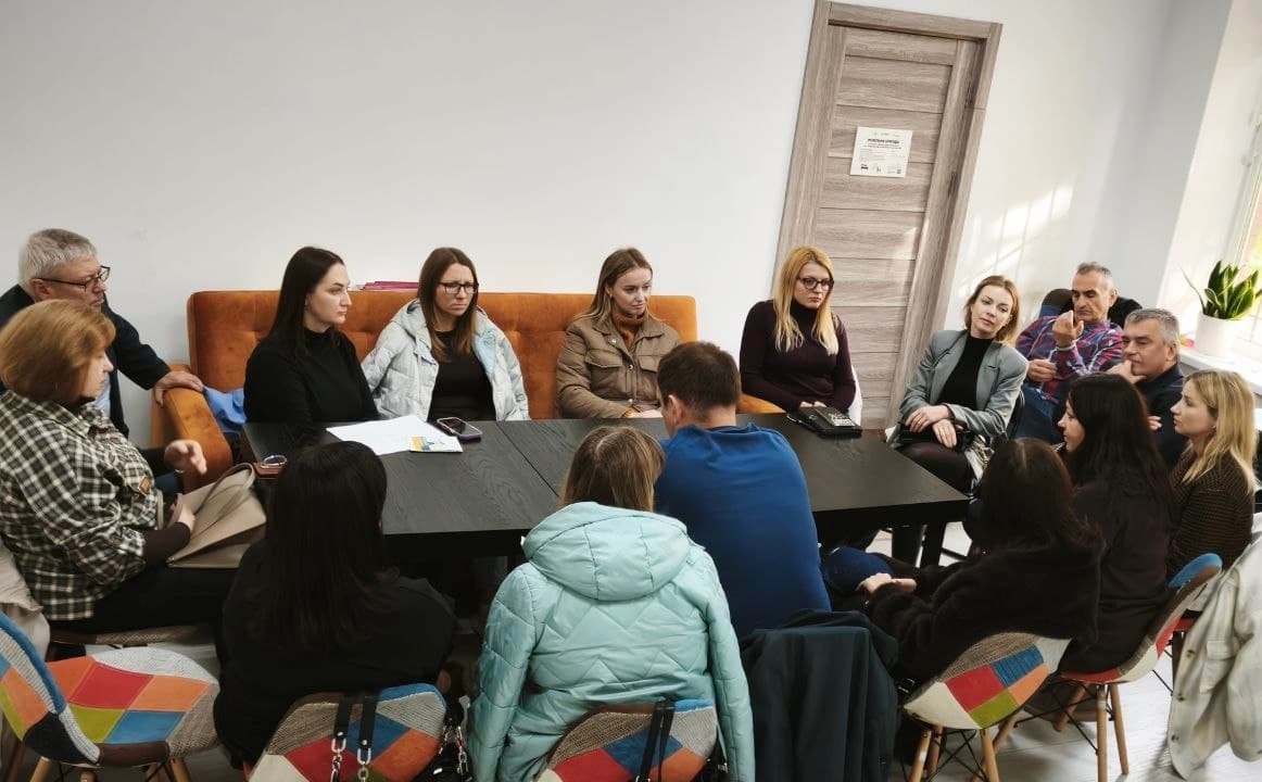 На фото зображені учасники засідання Координаційної ради з питань запобігання та протидії домашньому насильству та насильству за ознакою статі,  протидії торгівлі людьми