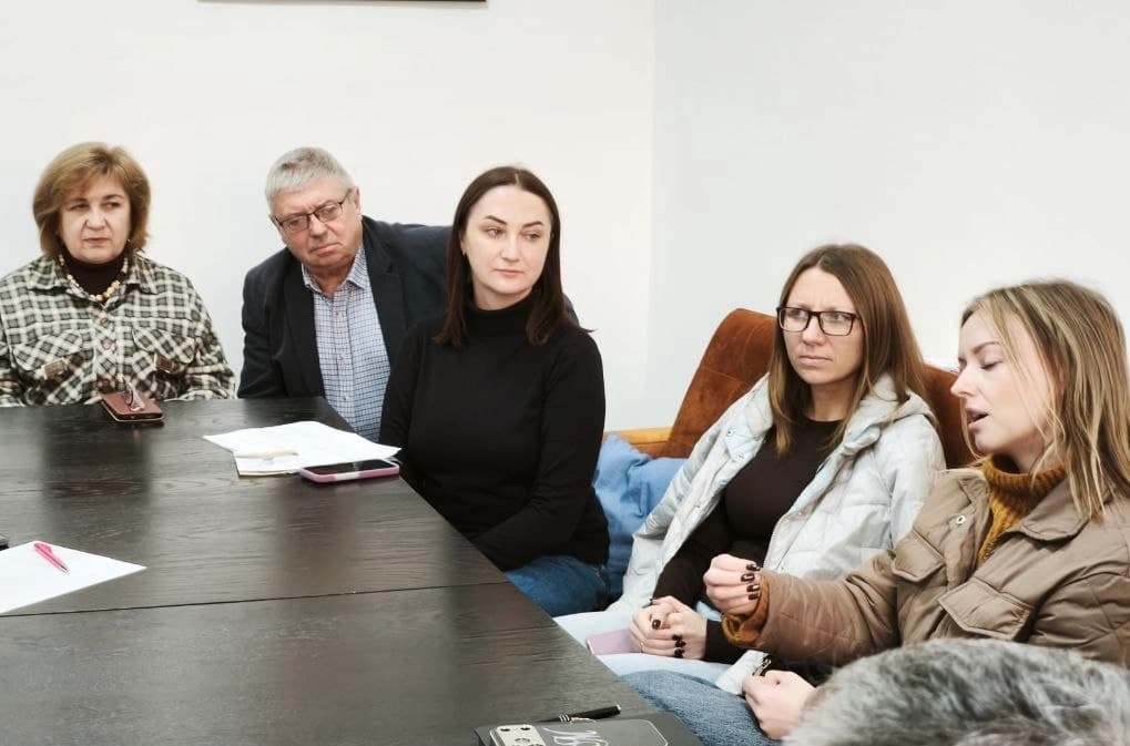 На фото зображені учасники засідання Координаційної ради з питань запобігання та протидії домашньому насильству та насильству за ознакою статі,  протидії торгівлі людьми