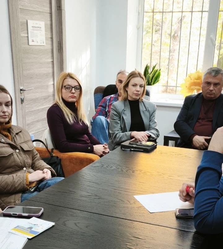 На фото зображені учасники засідання Координаційної ради з питань запобігання та протидії домашньому насильству та насильству за ознакою статі,  протидії торгівлі людьми