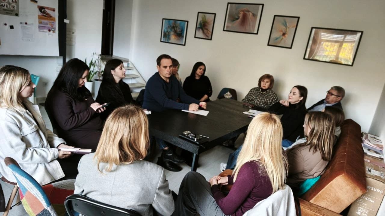 На фото зображені учасники засідання Координаційної ради з питань запобігання та протидії домашньому насильству та насильству за ознакою статі,  протидії торгівлі людьми