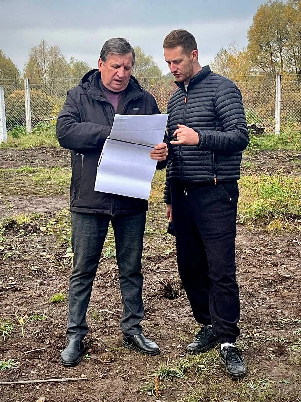 начальник відділу капбудівництва Петро Павлюк і представник підрядної організації розглядають схему розміщення СЕС