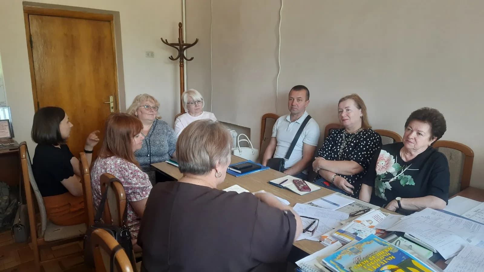на фото зображені представники надавачів соціальних послуг, охорони здоров′я, соціального захисту, служби у справах дітей, фінуправління, які зібрались в рамках засідання Робочої групи з визначення потреб населення Шептицької міської територіальної громади в соціальних послугах