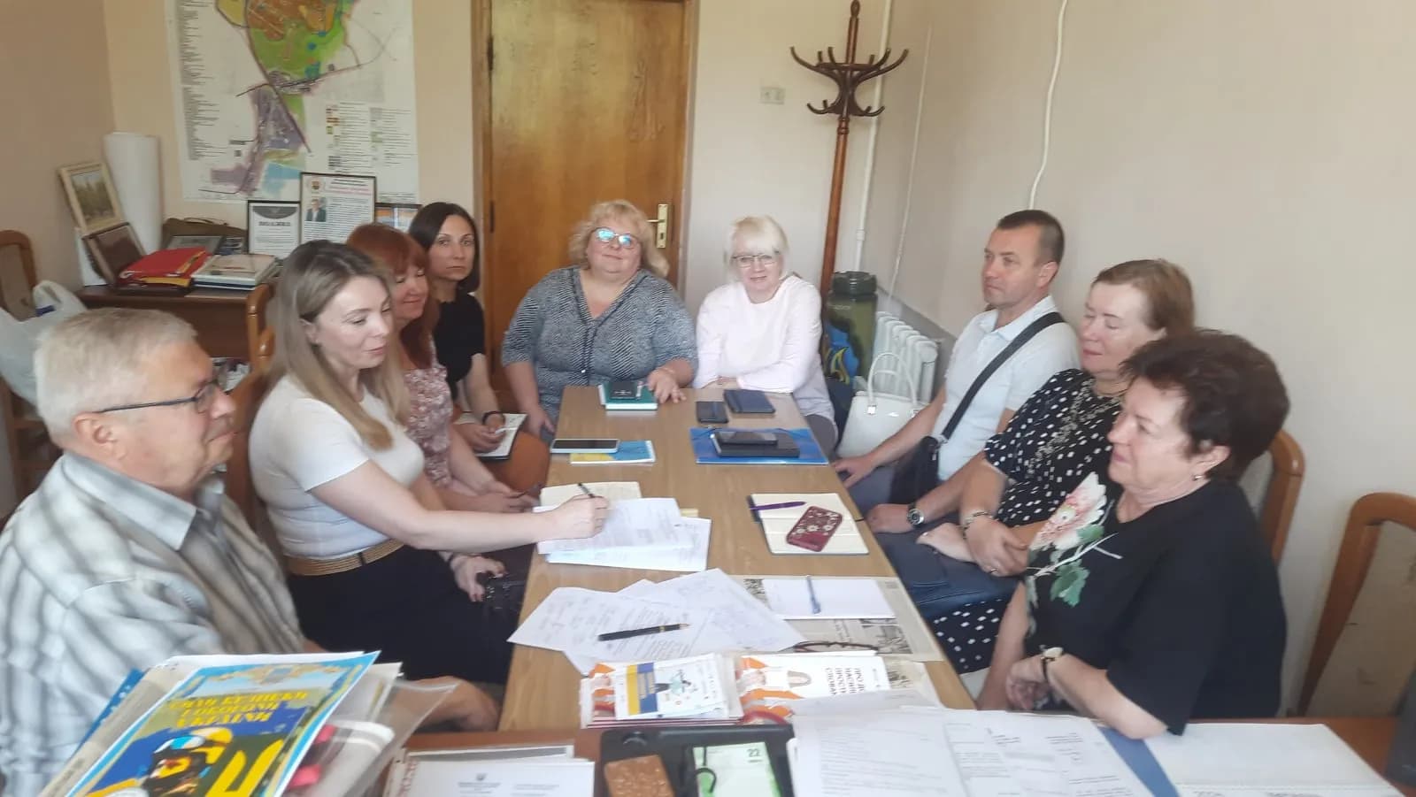 на фото зображені представники надавачів соціальних послуг, охорони здоров′я, соціального захисту, служби у справах дітей, фінуправління, які зібрались в рамках засідання Робочої групи з визначення потреб населення Шептицької міської територіальної громади в соціальних послугах