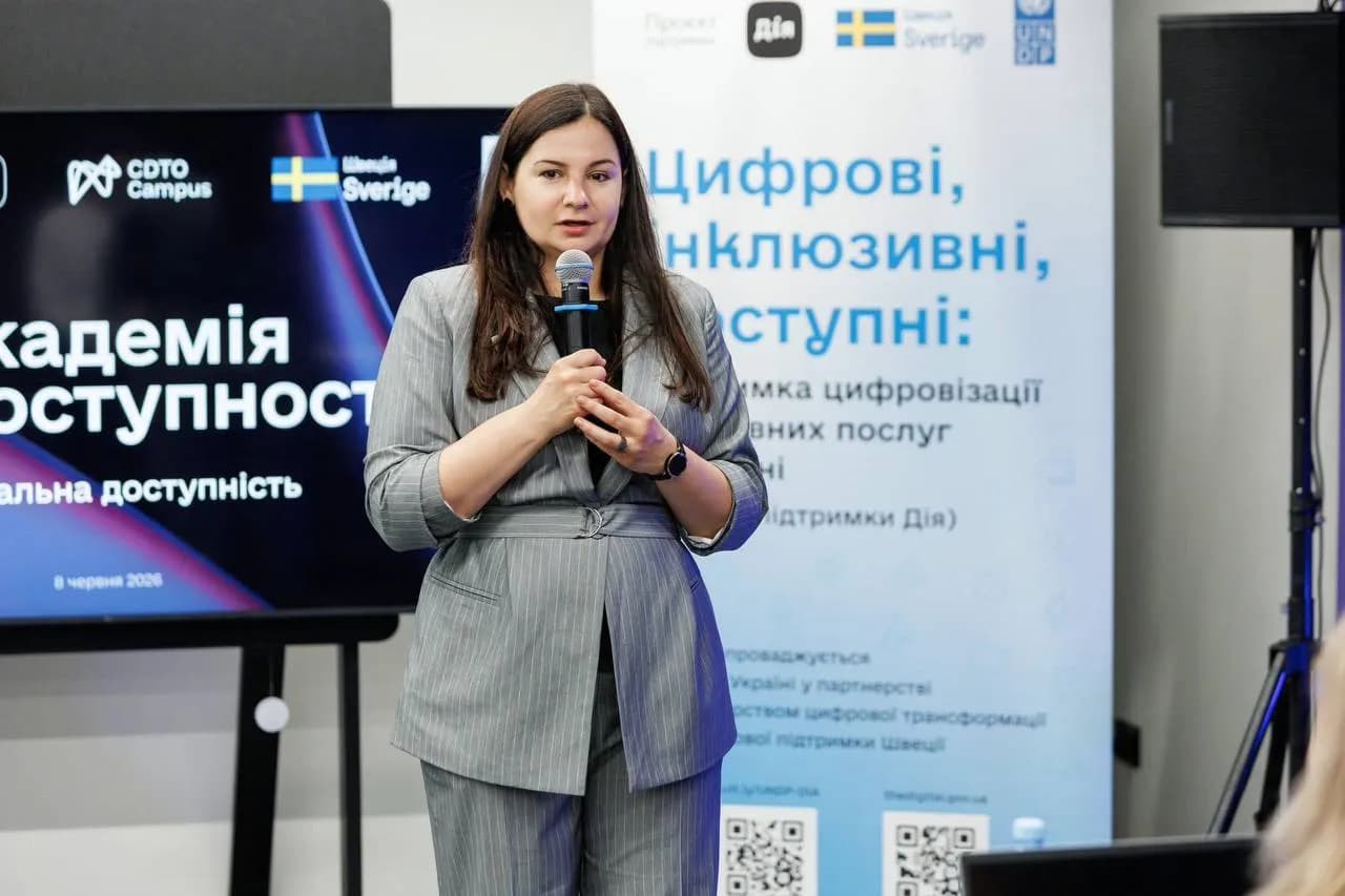 Жінка з мікрофоном