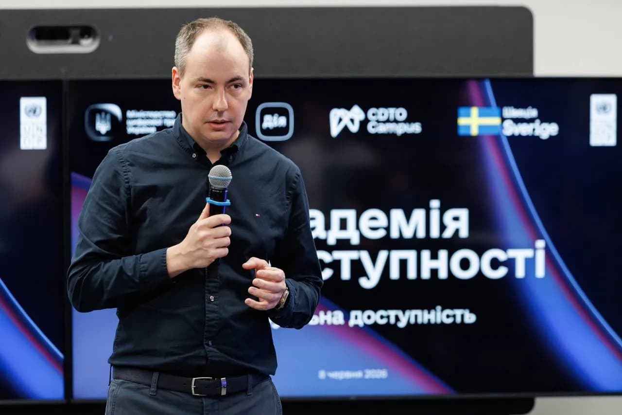 Чоловік з мікрофоном