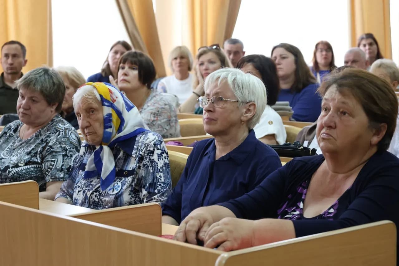 загальне фото родин полонених та зниклих безвісти військових