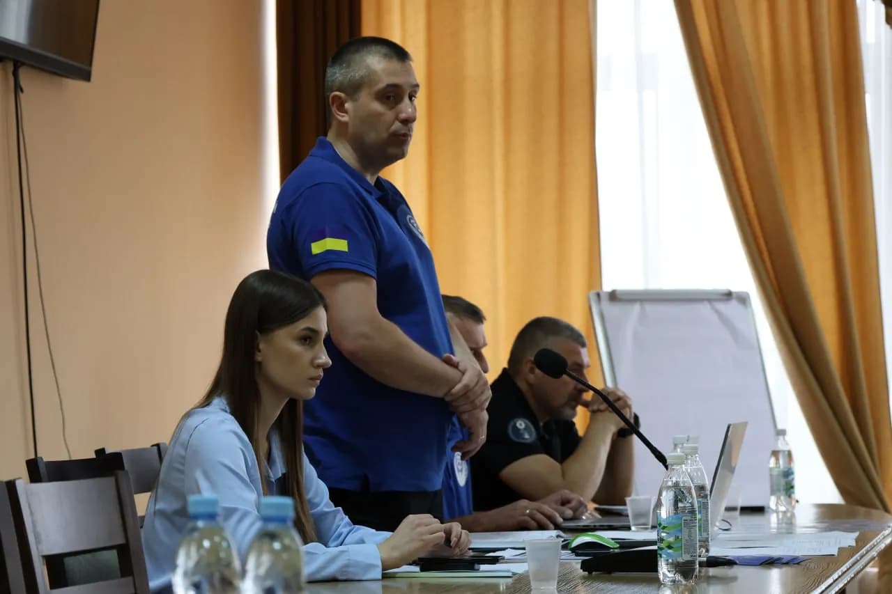 на фото представники Західного регіонального центру Координаційного штабу з питань поводження з військовополоненими Павло Проховник та Ігор Янчук, представник Уповноваженого з питань осіб, зниклих безвісти за особливих обставин Микола Самарчук, представниця Уповноваженого Верховної Ради України з прав людини Діана Опришко