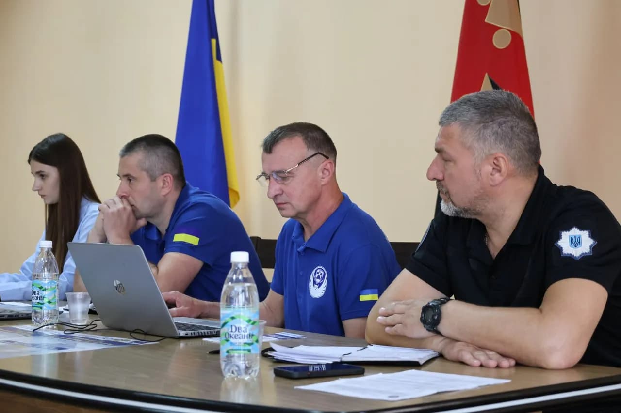 на фото - представники координаційного штабу з питань поводження з військовополоненими