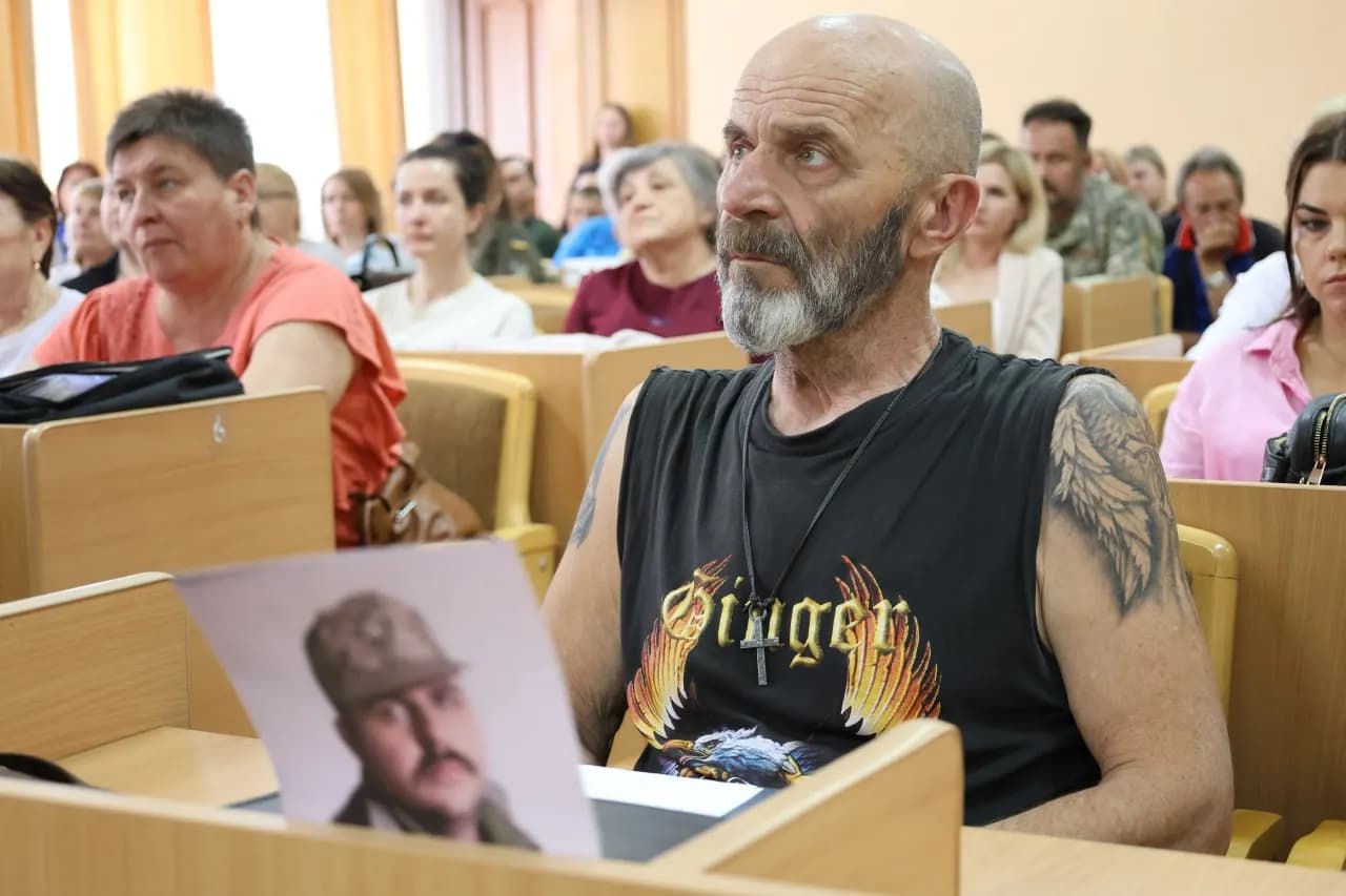 на фото чоловік - учасник зустрічі
