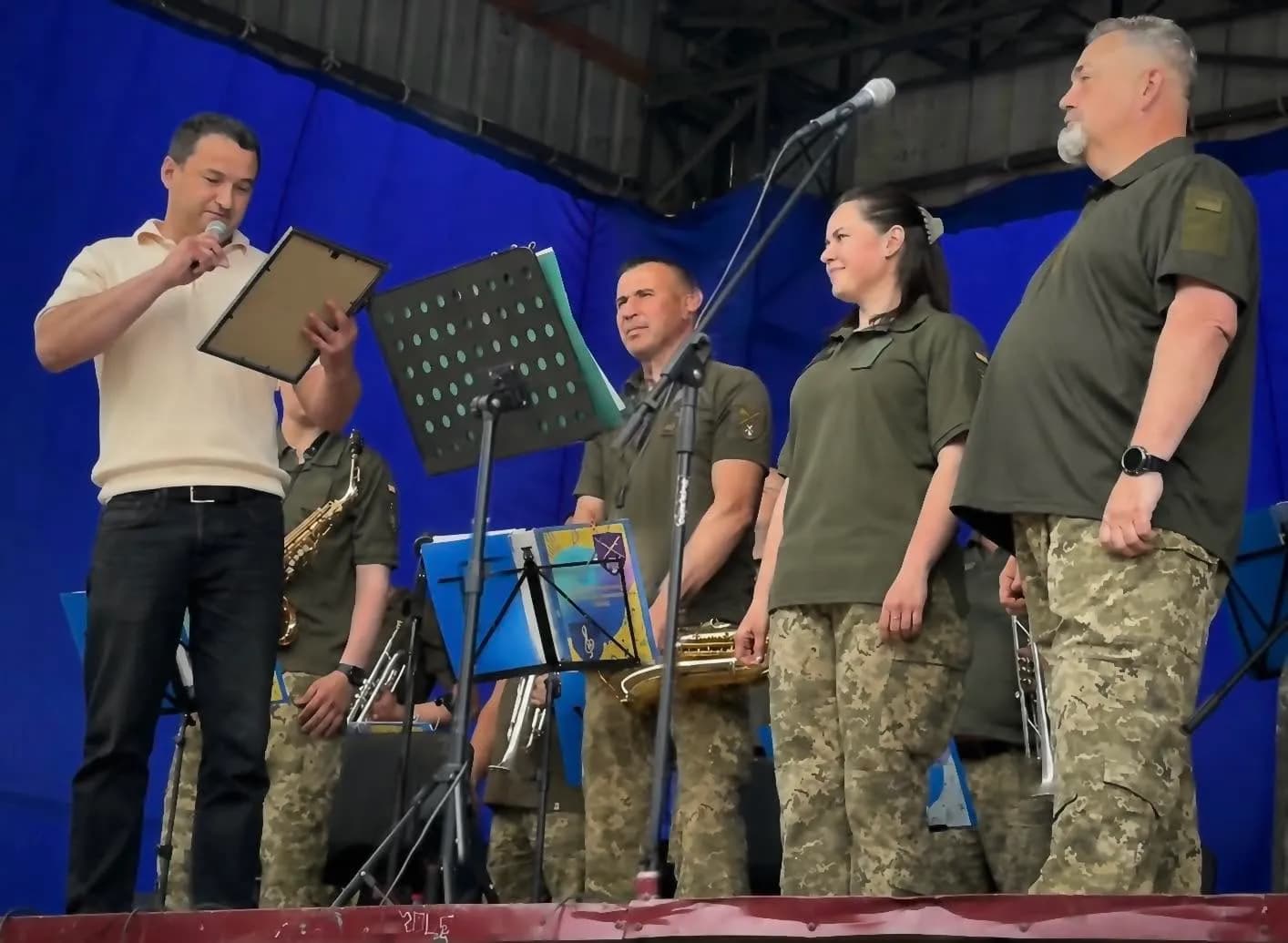 начальник відділу культури вручає подяку військовому оркестру
