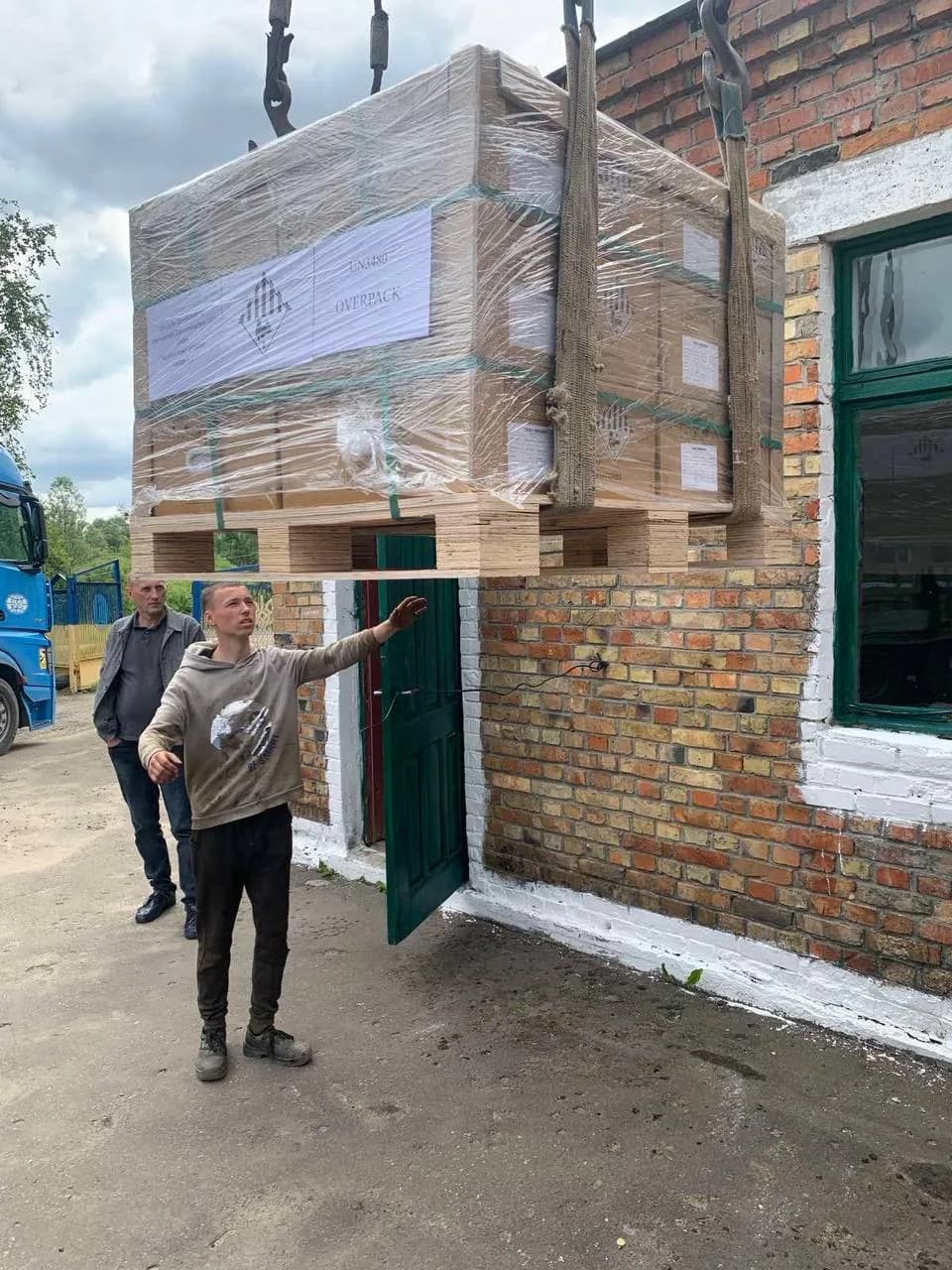 працівник водоканалу вивантажує накопичувачі