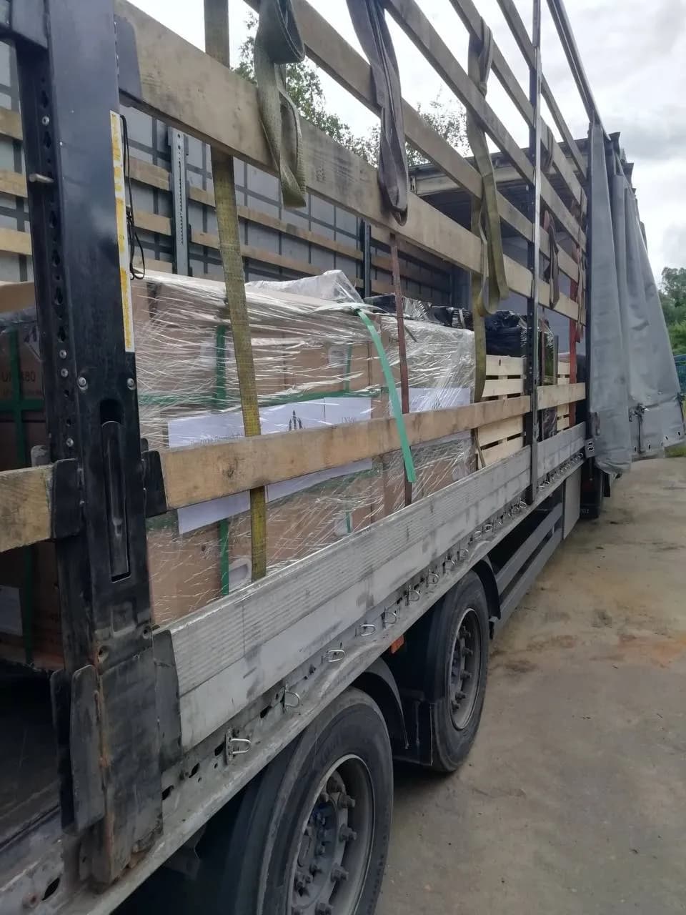вантажний автомобіль з накопичувачами енергії