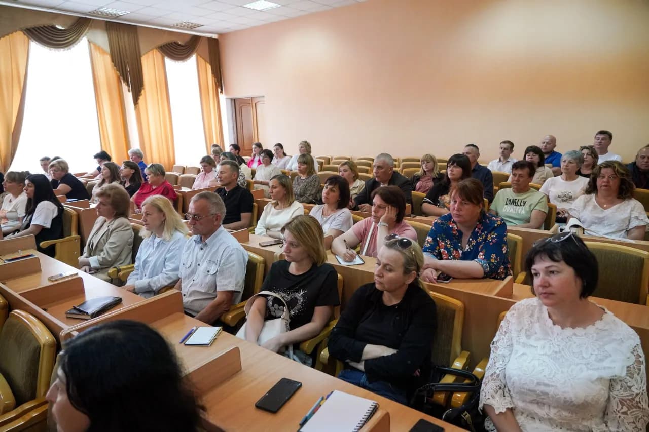 люди в сесійній залі