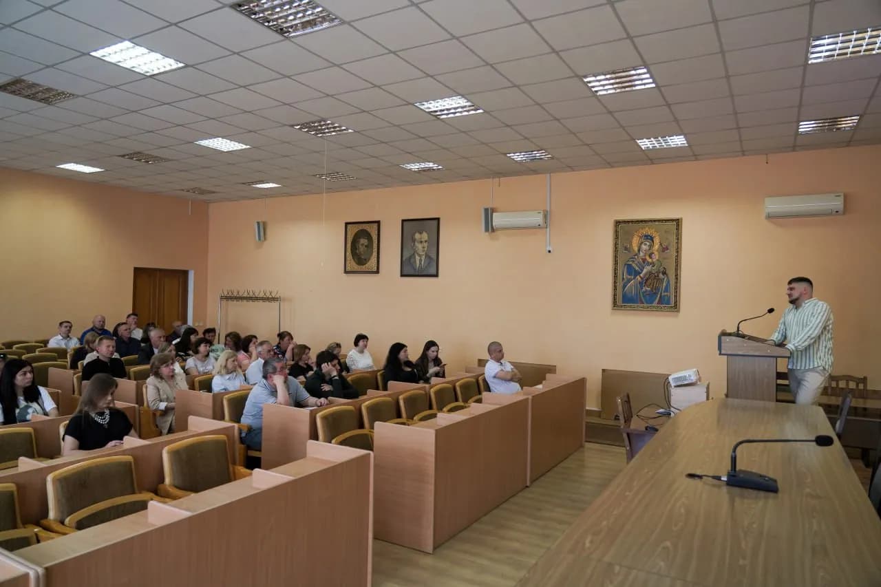на фото люди на тренінгу в сесійній залі