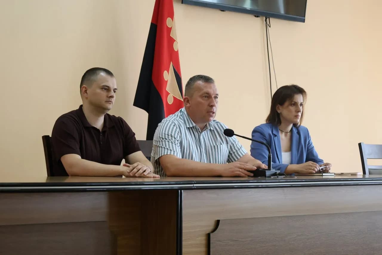 на фото міський голова Андрій Залівський, керівниця компоненту "Power for Just Transition" Галина Литвин та голова Асоціації вугільних громад Андрій Табінський