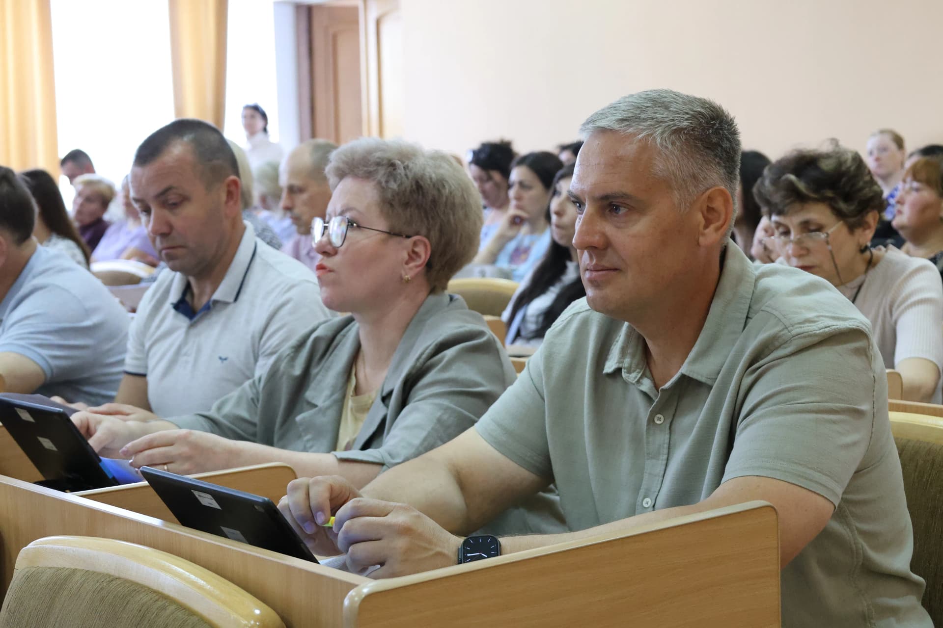депутати на сесії