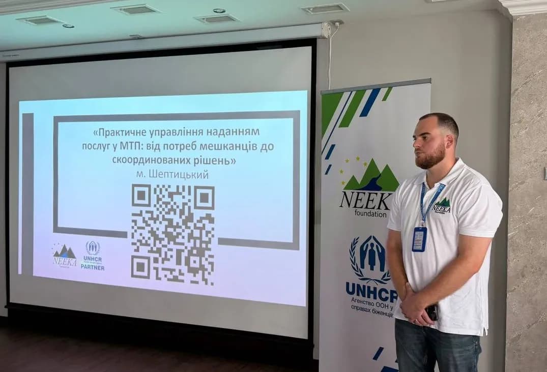 на фото зображений один із спікерів заходу