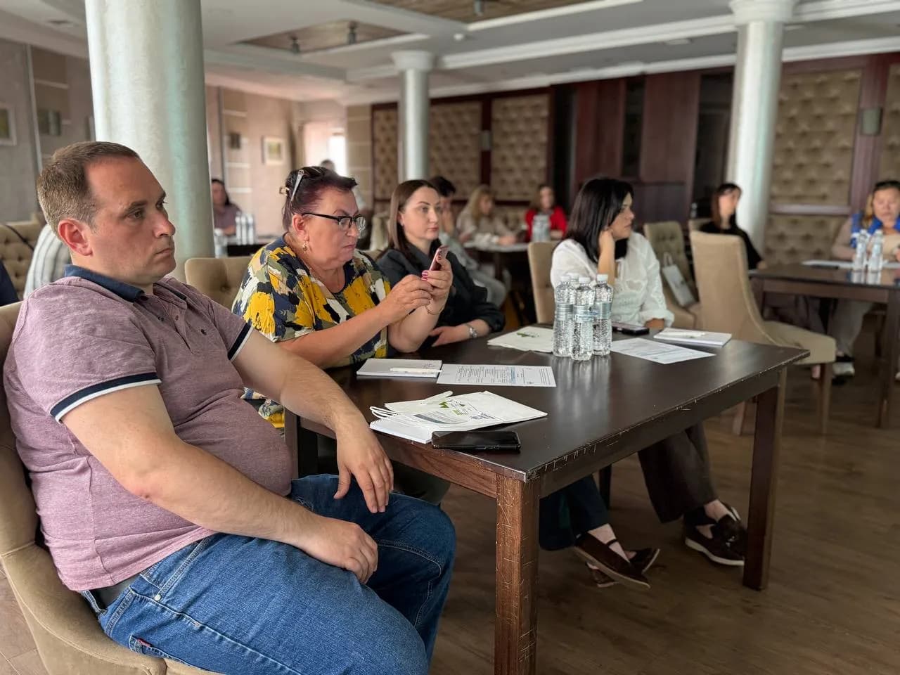на фото зображені представники виконавчого комітету Шептицької міської ради та її структурних підрозділів, представники ГО Neeka