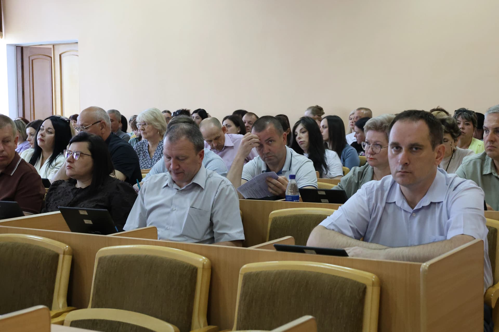 депутати на сесії