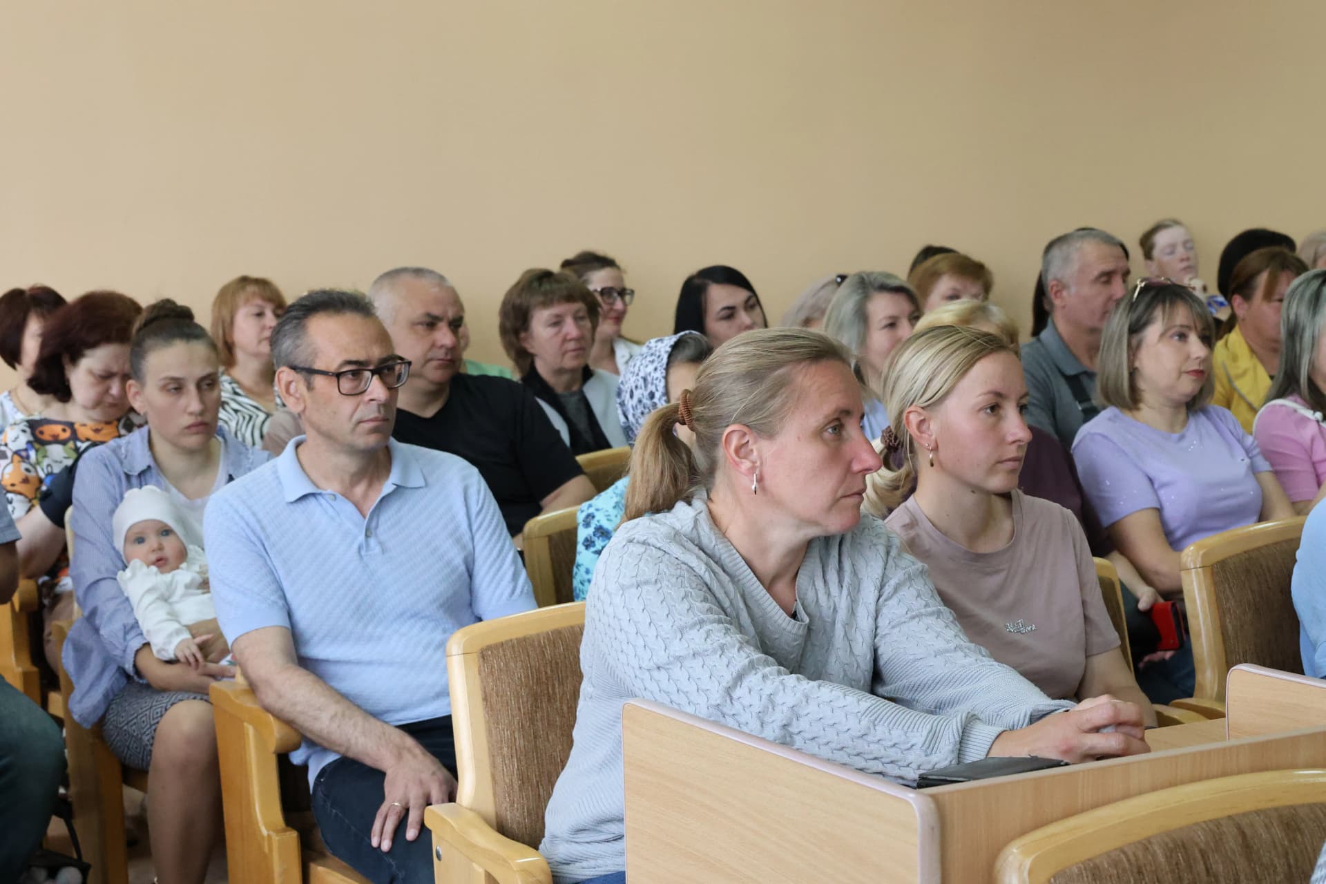 мешканці громади на засіданні сесії
