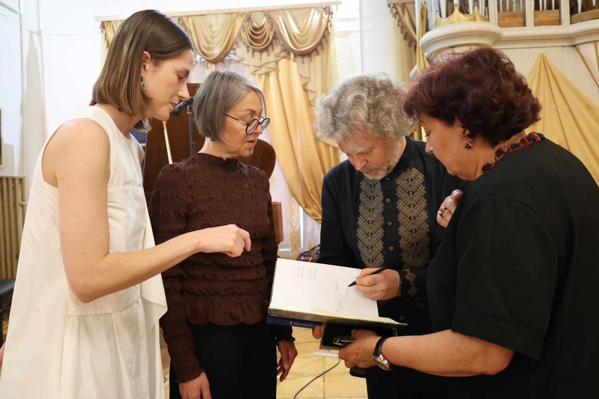 Рокас Зубовас підписує книгу для Музею історії релігії