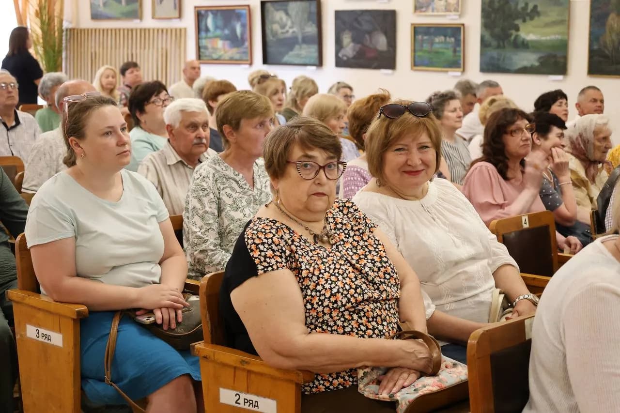 люди в залі