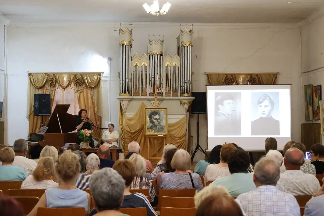 Глядачі в залі Палацу Потоцьких