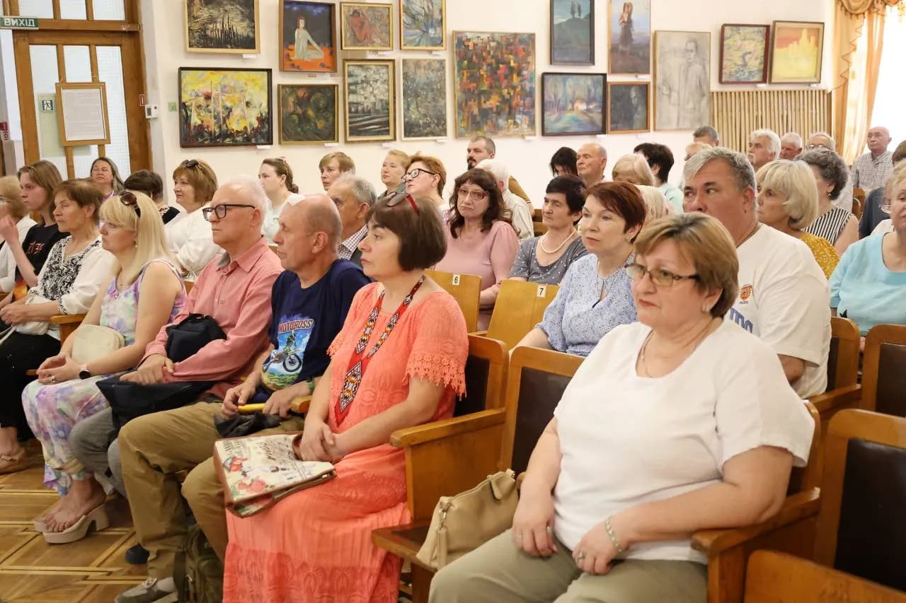 глядачі в залі