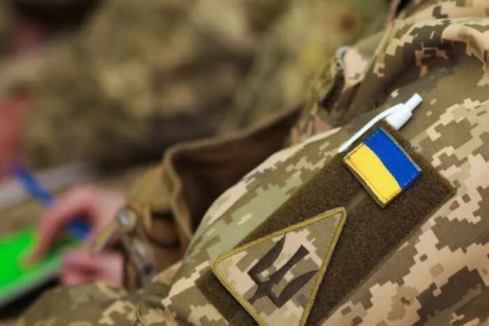 піксельна форма з жовто-блакитним патчем на рукаві