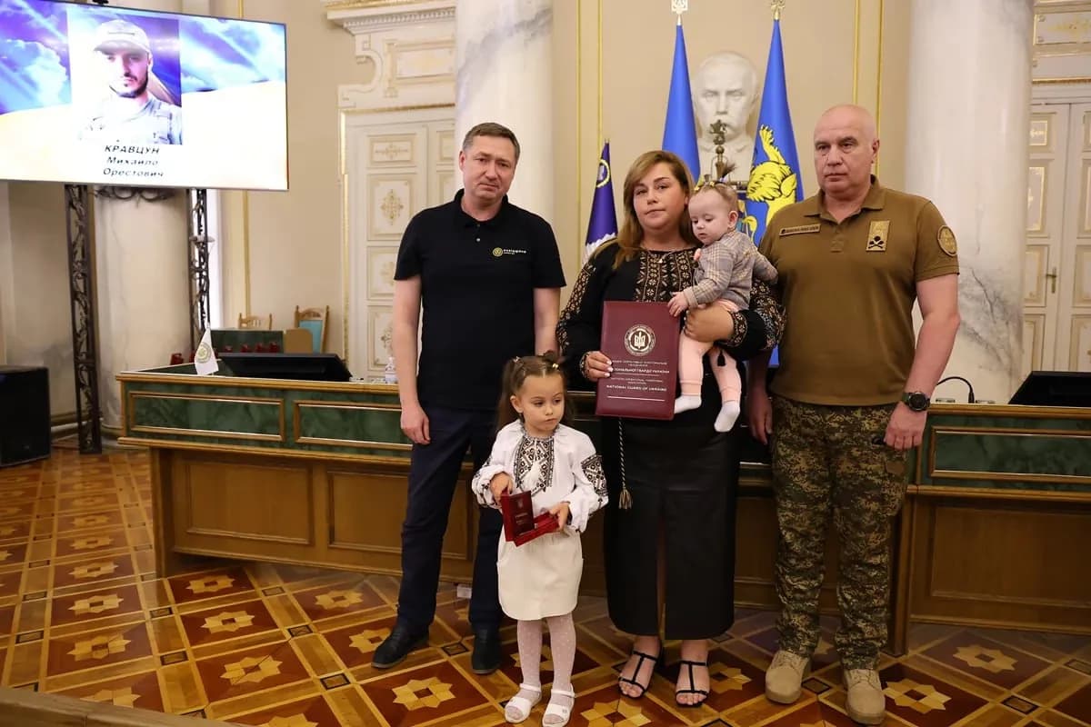 Максим Козицький (очільник ЛОВА) з родиною полеглого Героя Михайла Кравцуна