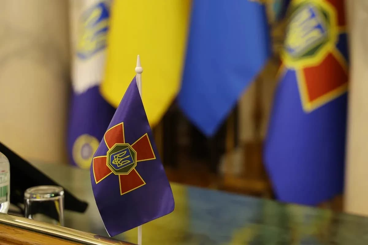 Прапорець нацгвардії на фоні прапора України