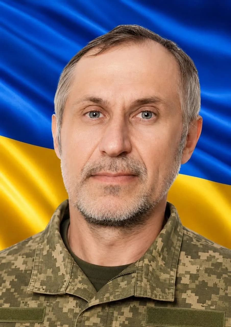 Воїн Филипчук Павло Федорович на фоні українського прапора