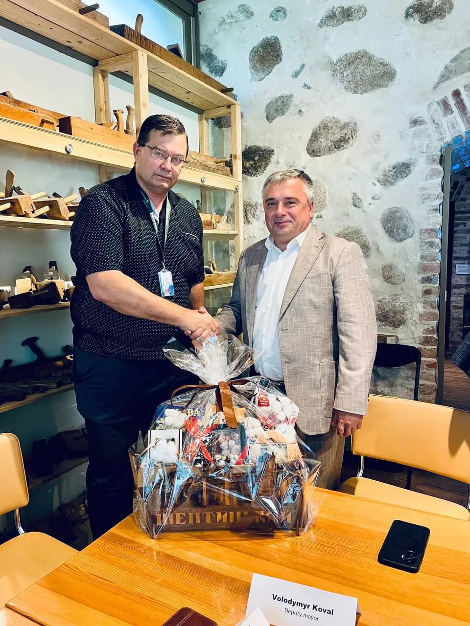 застпуник міського голови Володимир Коваль дарує подарунок від Шептицької громади латвійським партнерам