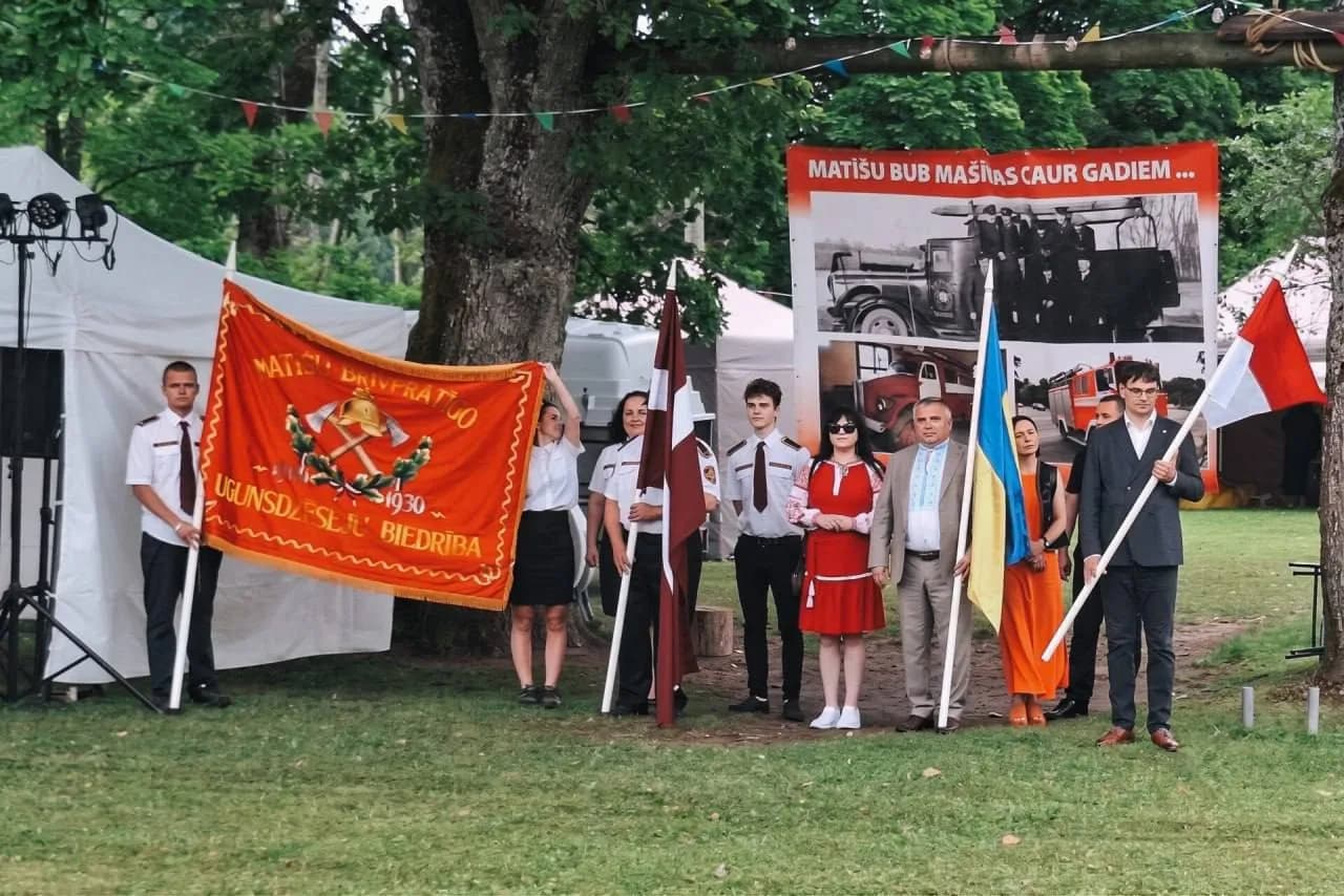 Урочистий захід з прапорами України та Латвії