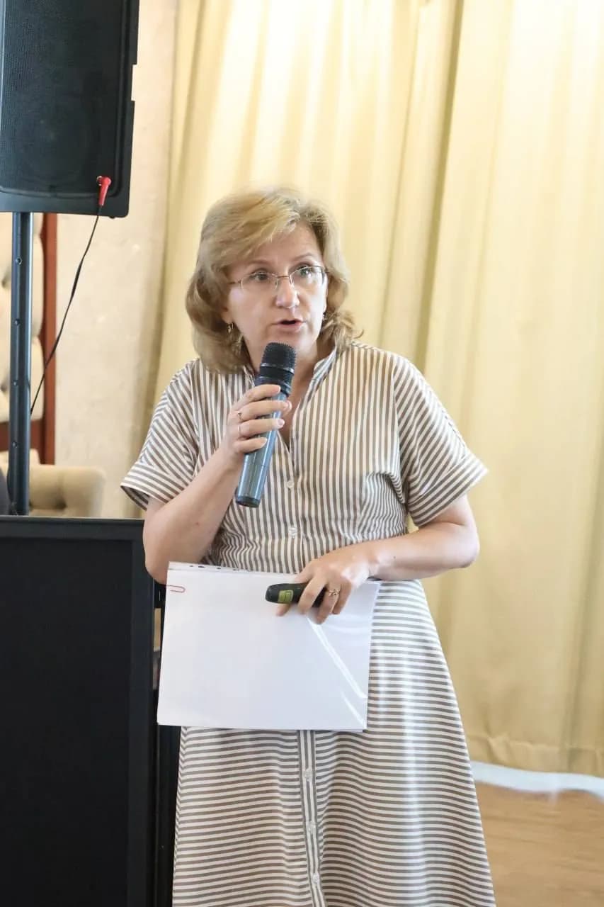 Представниця закладу освіти представляє свій проєкт