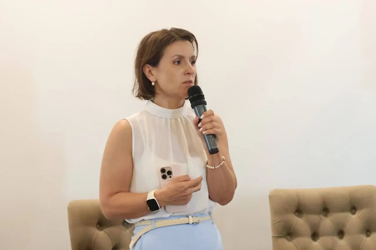 Галина Литвин виступає з вітальним словом