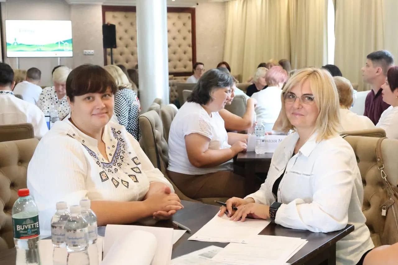 Учасники програми сидять за столом та готують проєкти