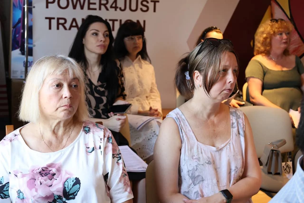 Учасники тренінгу слухають спікера