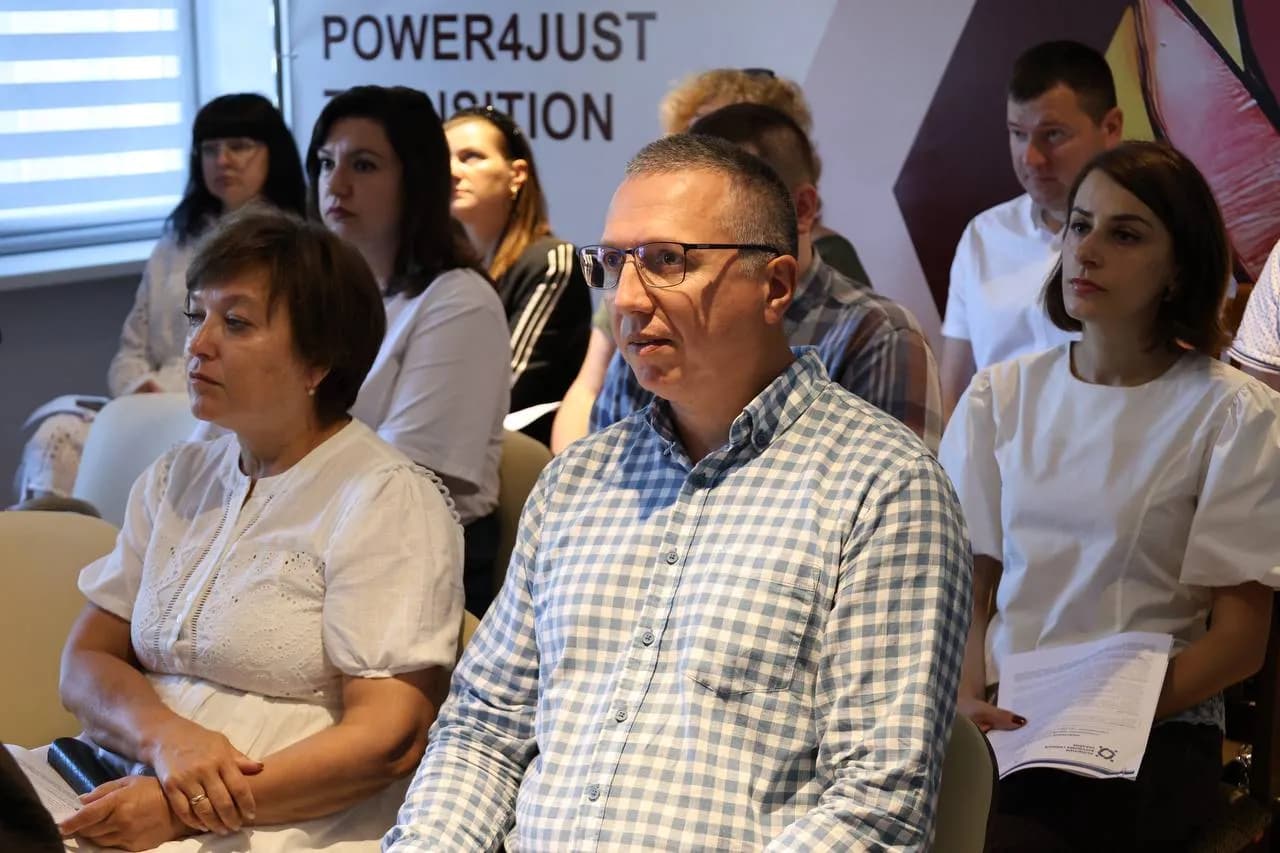 Учасники заходу слухають спікера