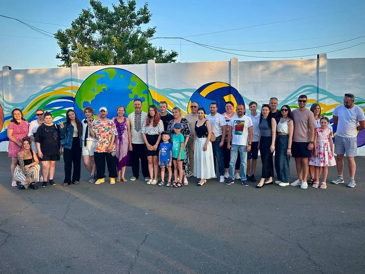 Спільне фото волонтерів, худодників та організаторів