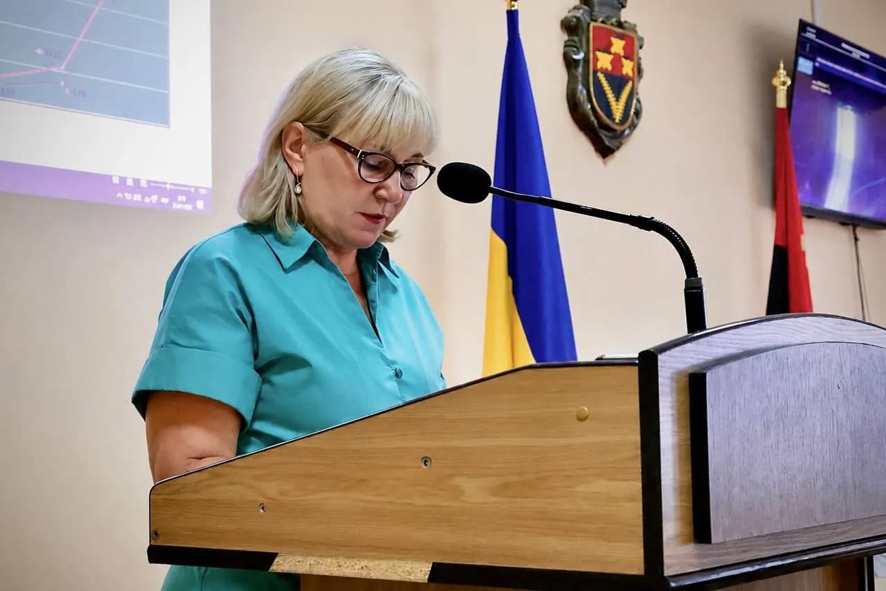 Галина Омелюх за трибуною міської ради