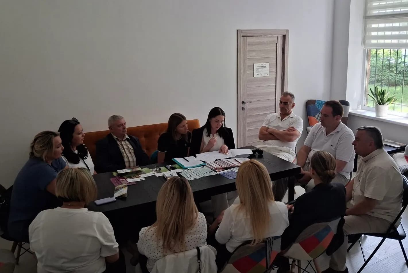 на фото зобрадені представники субʼєктів, що здійснюють заходи у сфері запобігання та протидії домашньому насильству, а саме Управління праці та соціального захисту населення ШМР, Шептицького міського центру соціальних служб, Шептицького міського суду, Шептицького РВП ГУ НП, філії Львівського обласного центру зайнятості, Відділу у справах дітей, Відділу молоді і спорту ШМР, районного відділу філії Державної установи «Центр пробації» у Львівській області, Відділу надання безоплатної правничої допомоги