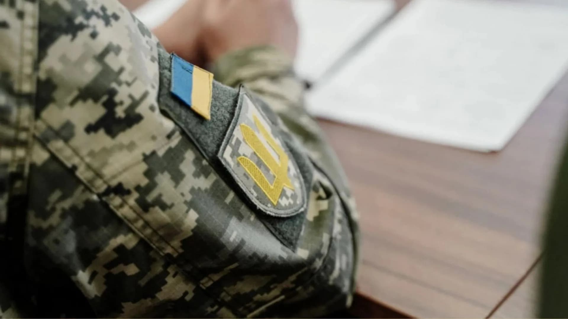 Військовий шеврон на плечі захисника