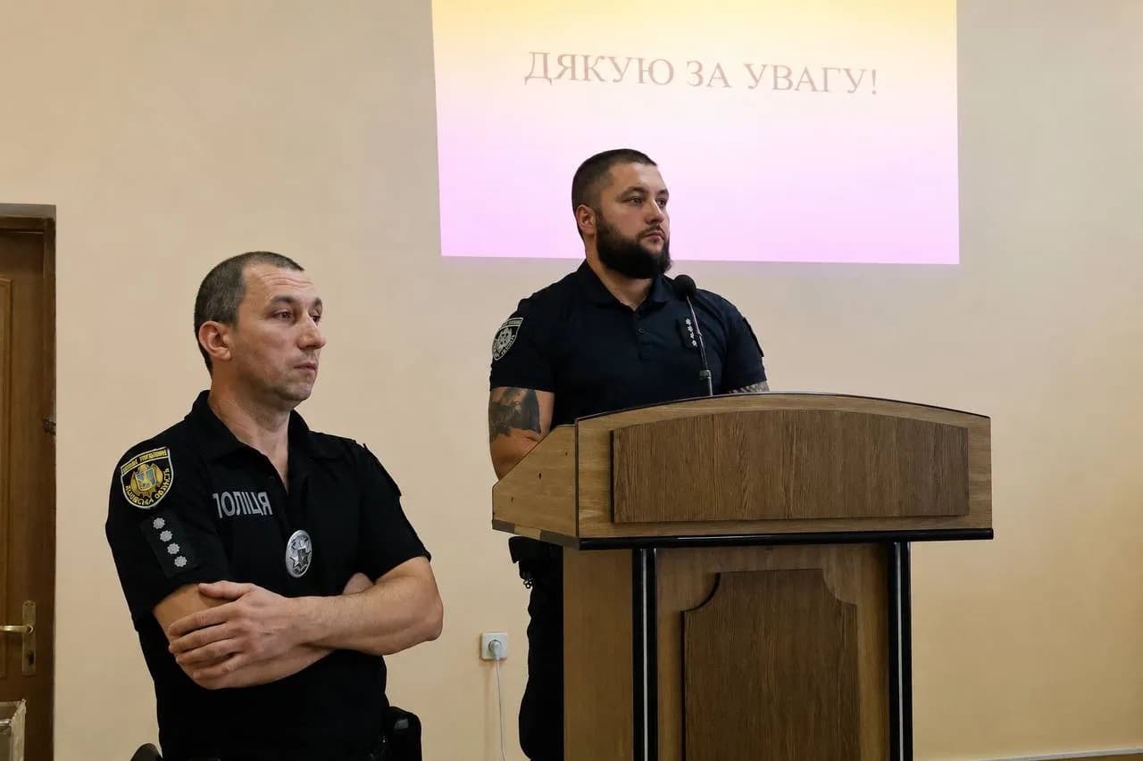 Поліцейські біля трибуни слухають запитання депутатів