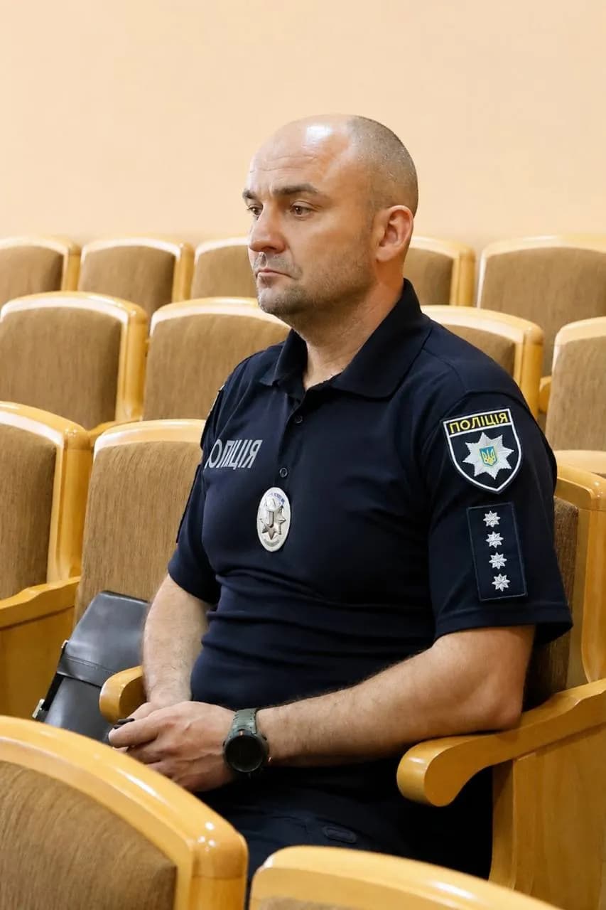 Поліцейський сидить у залі