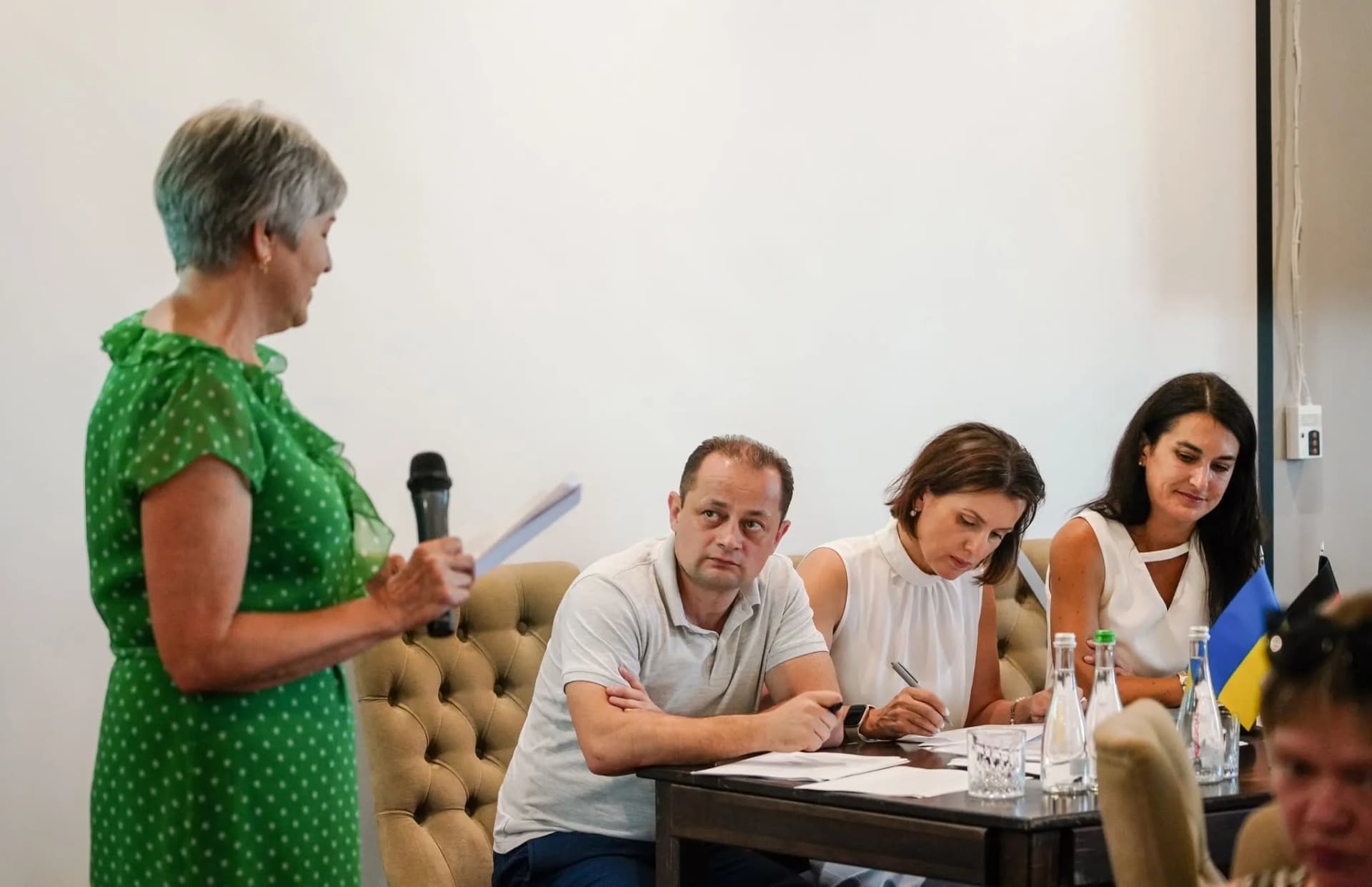 Учасниця представляє проєкт перед членами журі
