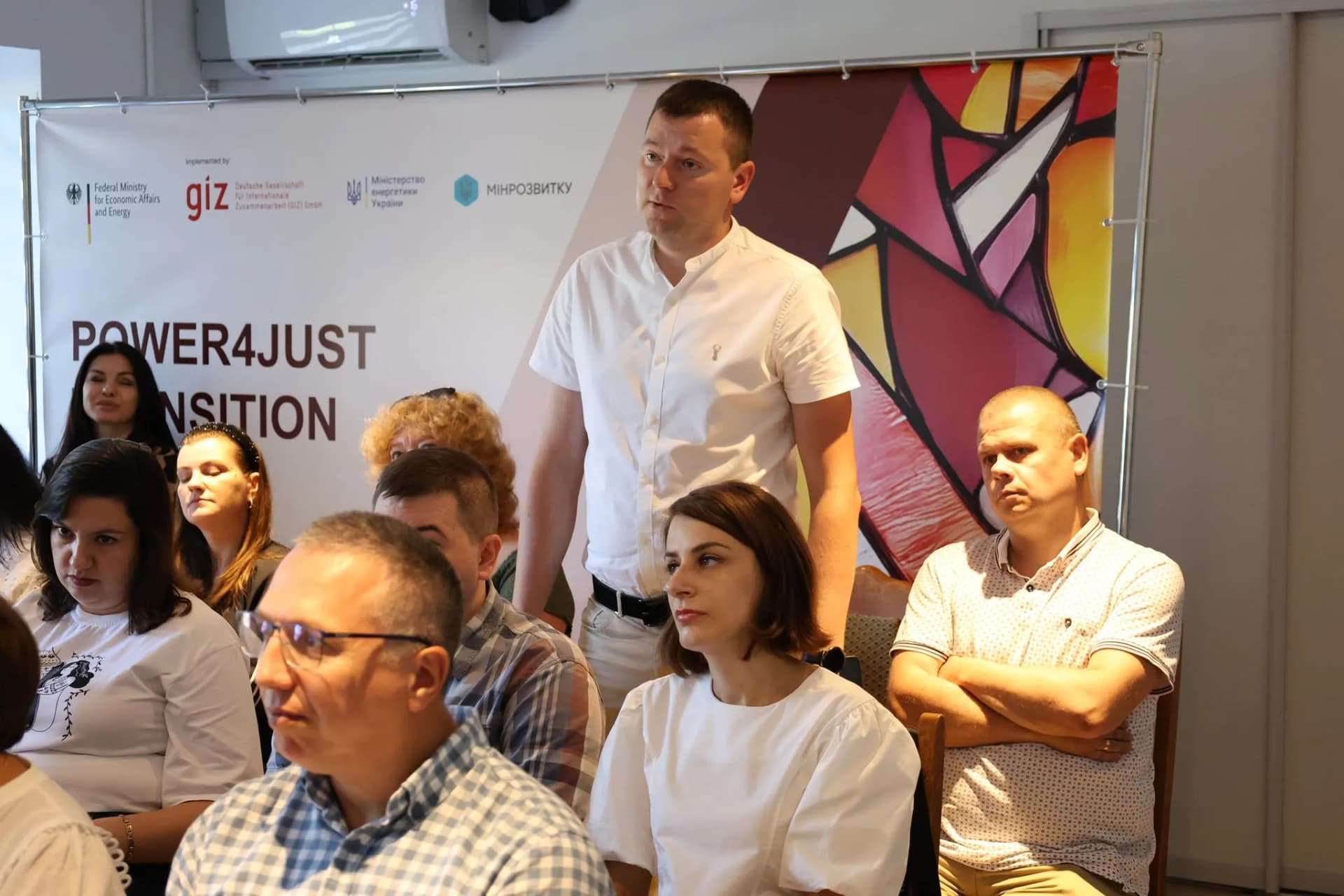 Учасник із залу відповідає на питання
